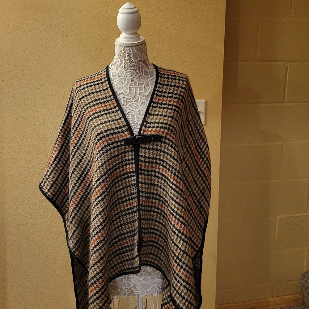 NWT Time and Tru Houndstooth Cape - Black and Tan